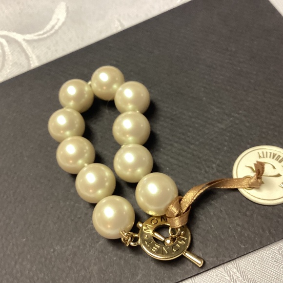 MONET 75 ANNIVERSARY. LARGE FAUX PEARL BRACELET TAGS STILL ON. 💃 - Picture 1 of 7